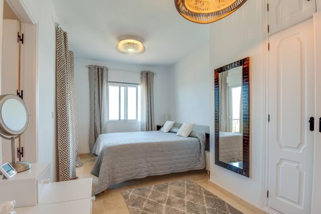 Beachfront Townhouse เอสเตโปนา ภายนอก รูปภาพ