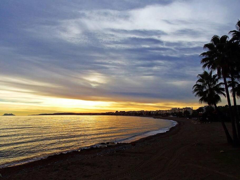 Beachfront Townhouse เอสเตโปนา ภายนอก รูปภาพ