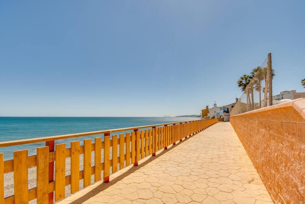Beachfront Townhouse เอสเตโปนา ภายนอก รูปภาพ