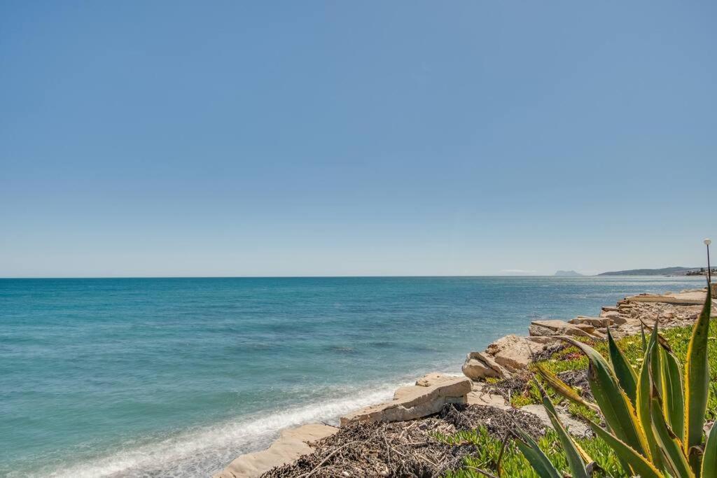 Beachfront Townhouse เอสเตโปนา ภายนอก รูปภาพ