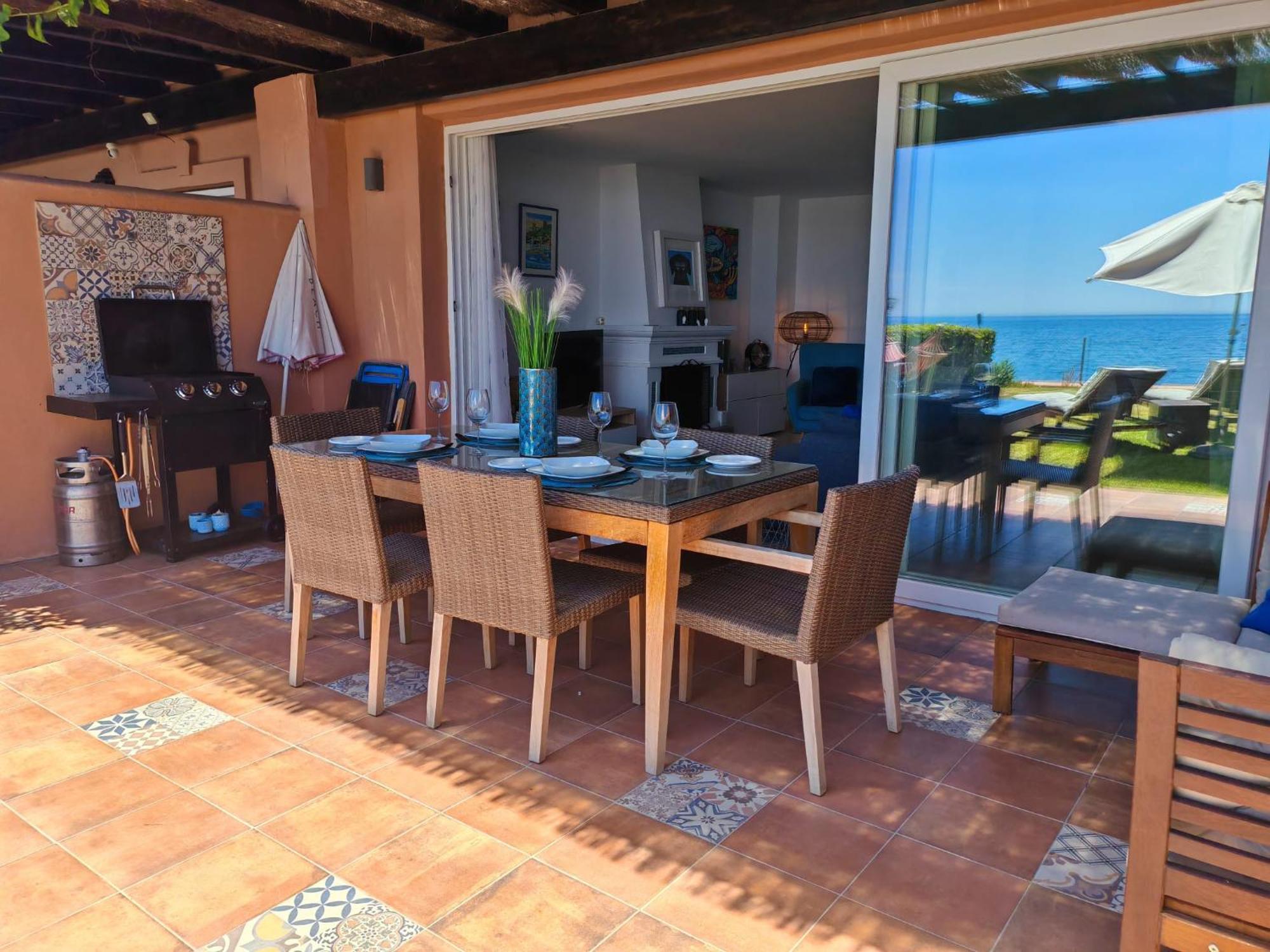 Beachfront Townhouse เอสเตโปนา ภายนอก รูปภาพ