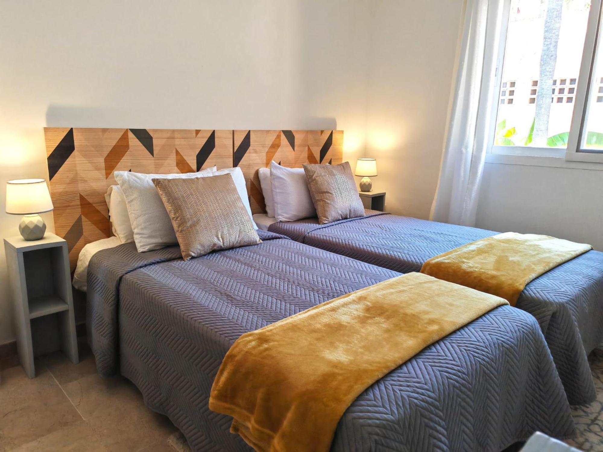 Beachfront Townhouse เอสเตโปนา ภายนอก รูปภาพ