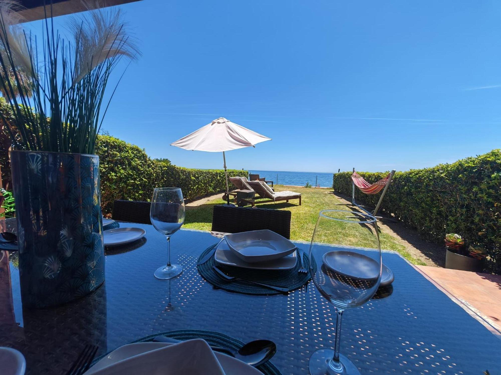 Beachfront Townhouse เอสเตโปนา ภายนอก รูปภาพ